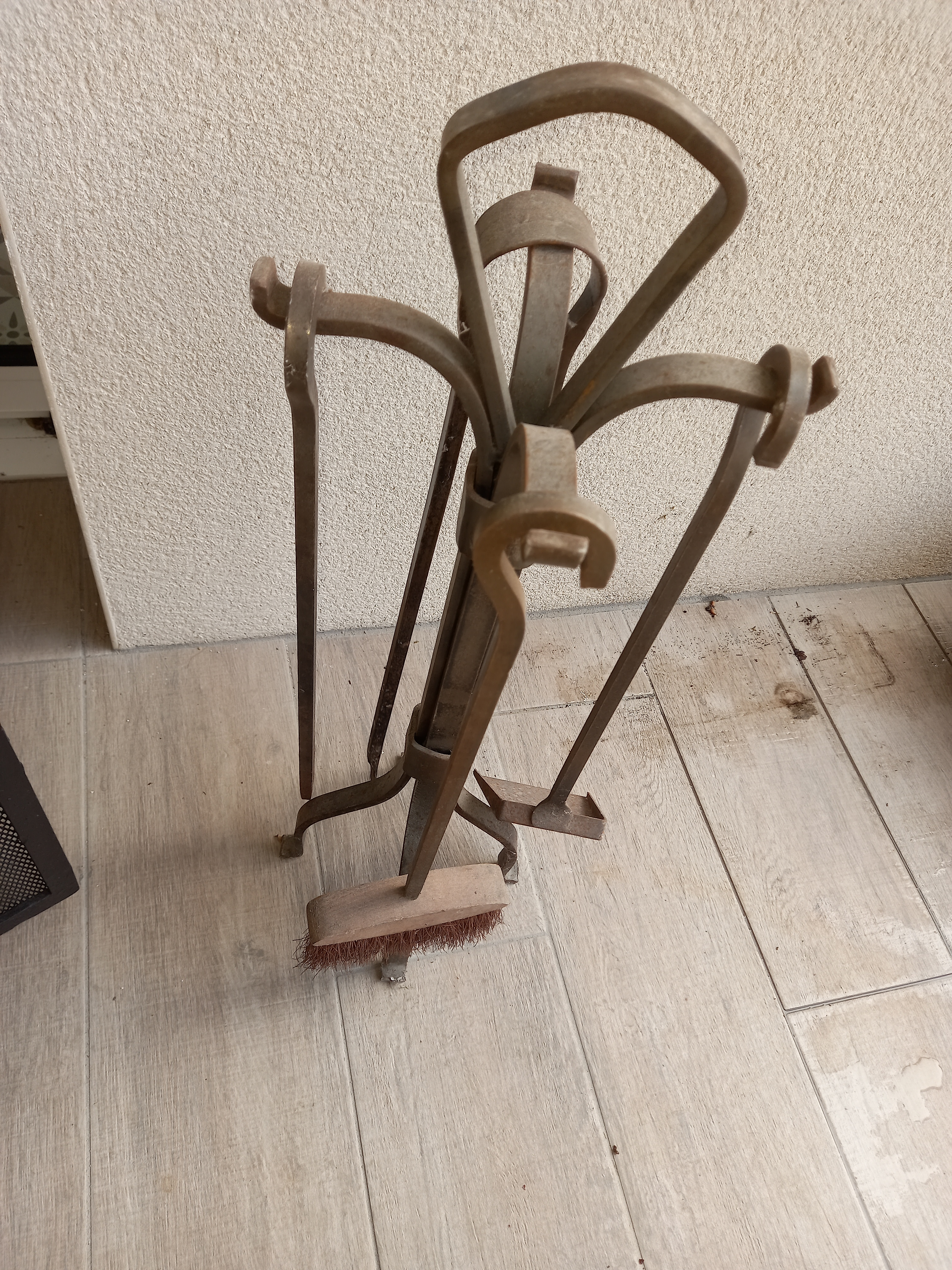 accessoires de cheminée en métal gris
