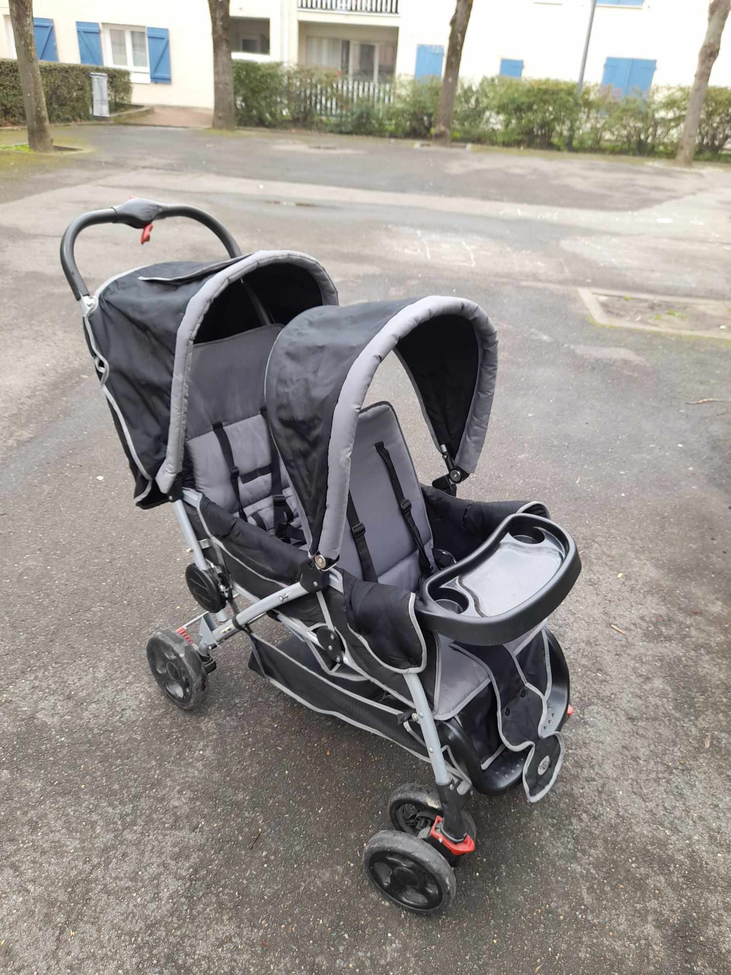 Poussette jumelle pour les enfants
