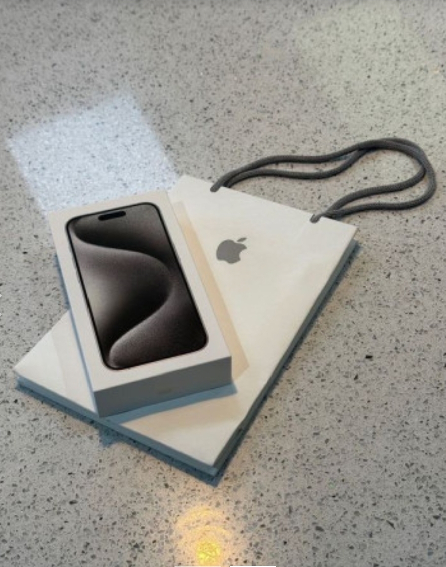 Je mets en vente mon iphone 15 pro max avec tout les accessoires