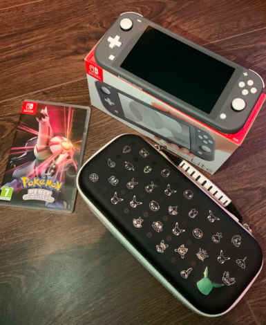 Switch Lite + Pokémon Perle + Pochette Pokémon.