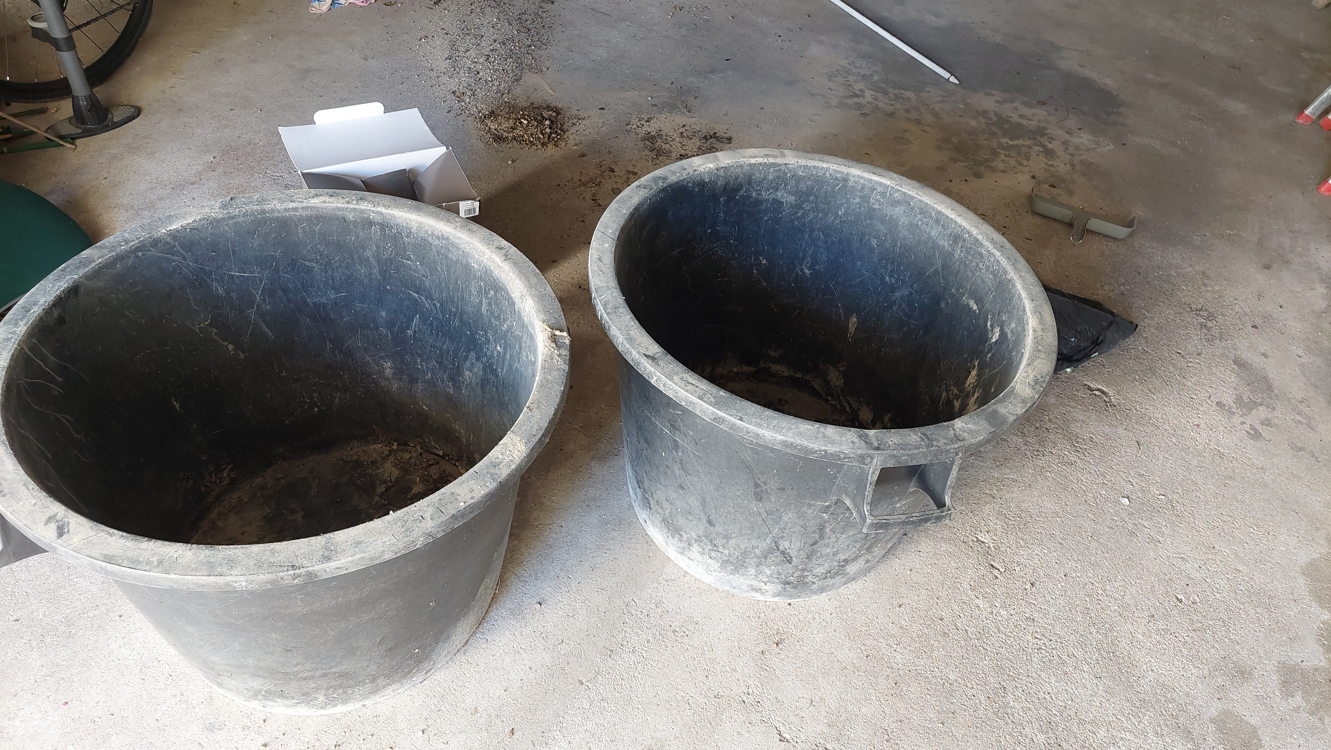 Vends 2 grandes poubelles en plastique