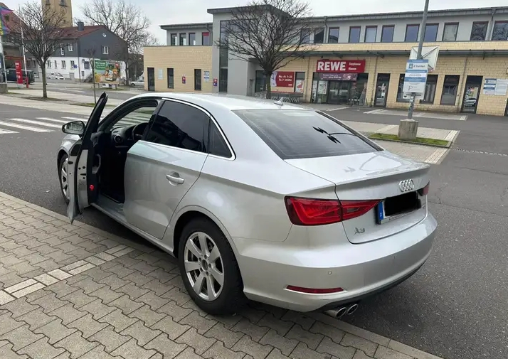 Je vends ma voiture de luxe berline Audi A3 2.0 - Miniature 7