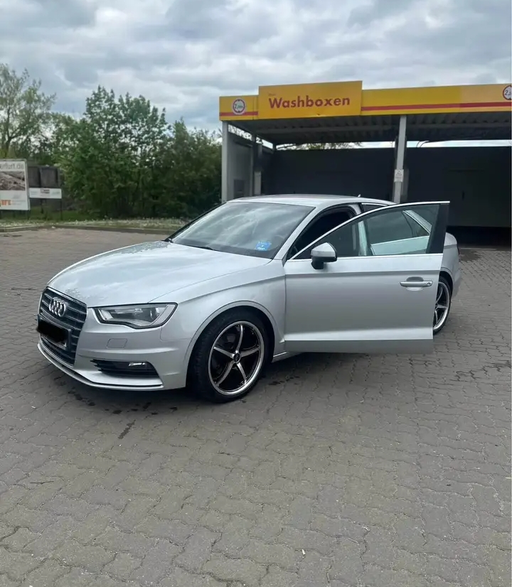 Je vends ma voiture de luxe berline Audi A3 2.0
