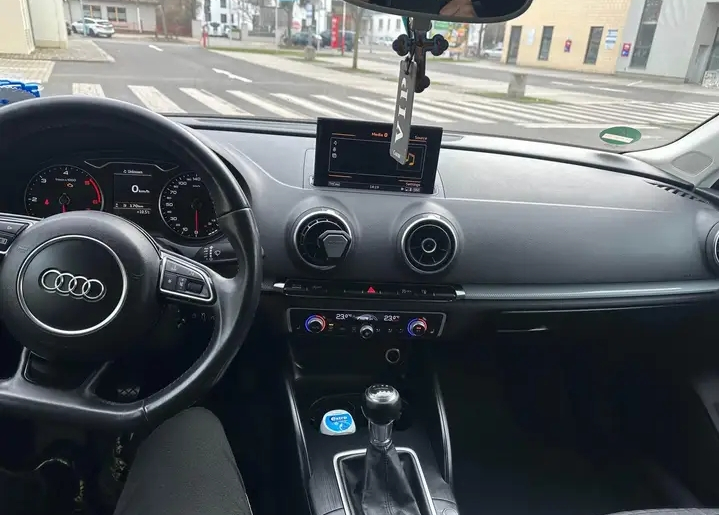 Je vends ma voiture de luxe berline Audi A3 2.0 - Miniature 6