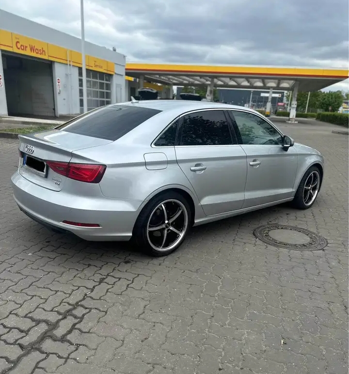 Je vends ma voiture de luxe berline Audi A3 2.0 - Miniature 2