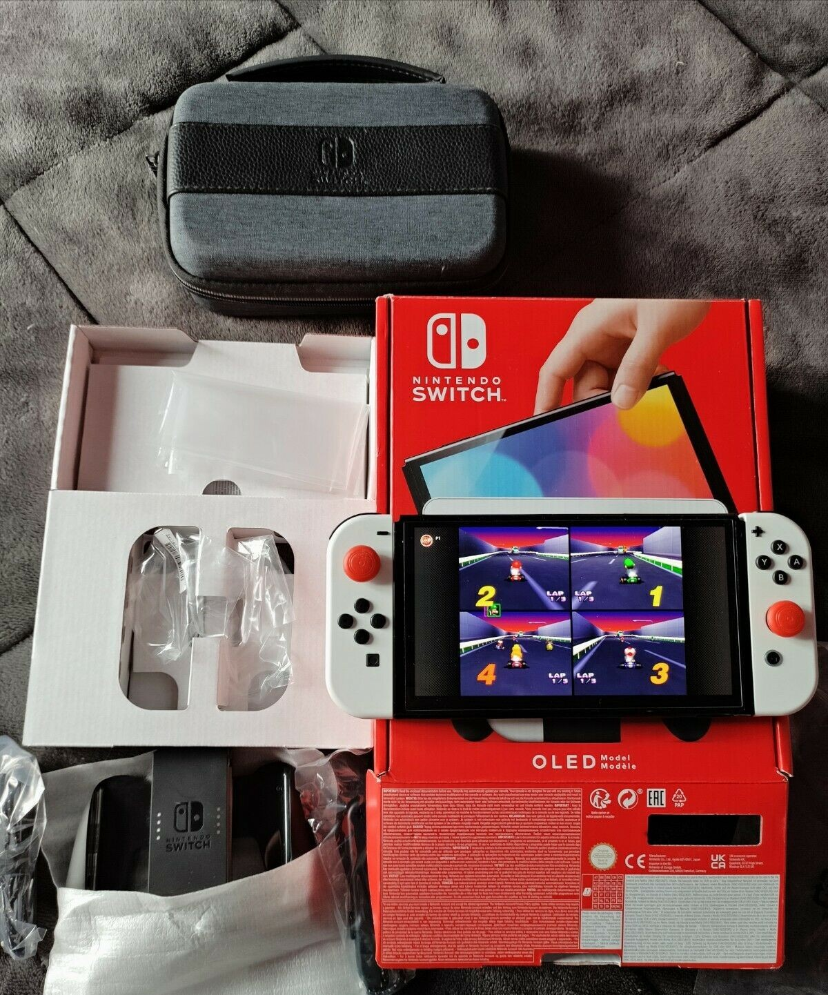 Salut,

  Je vends ma console Nintendo Switch OLED, écran protégé par du verre trempé dans une boite