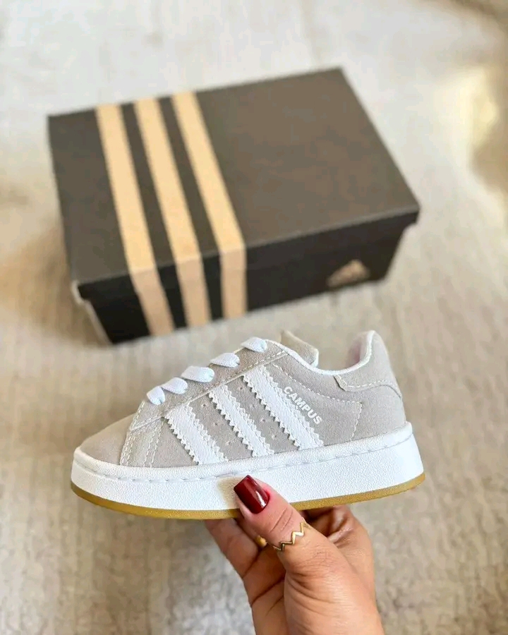 Disponible des baskets adidas