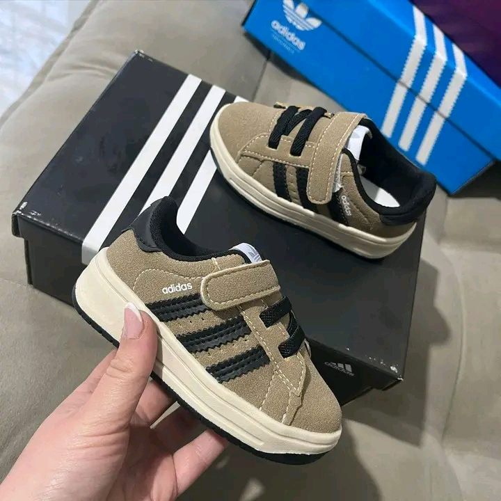 Disponible des baskets adidas - Miniature 2