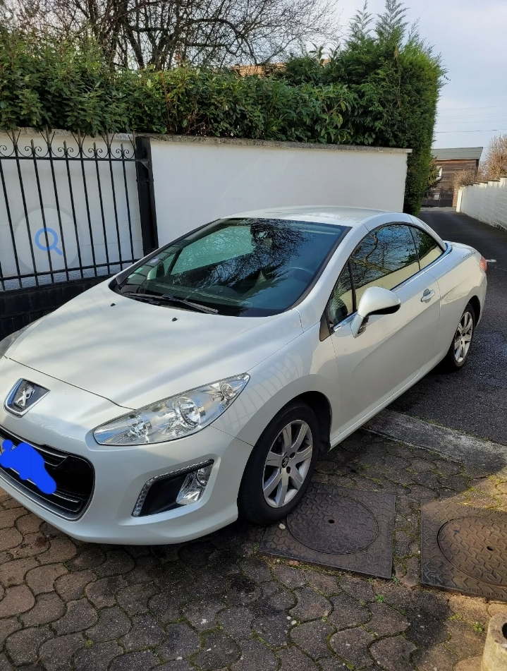 Voiture blanche Peugeot 308cc