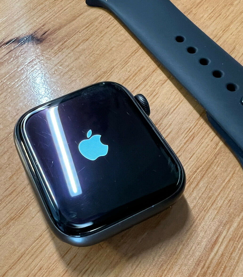 Apple Watch Series 6 Boîtier en aluminium gris sidéral de 44 mm avec bracelet sport noir -
